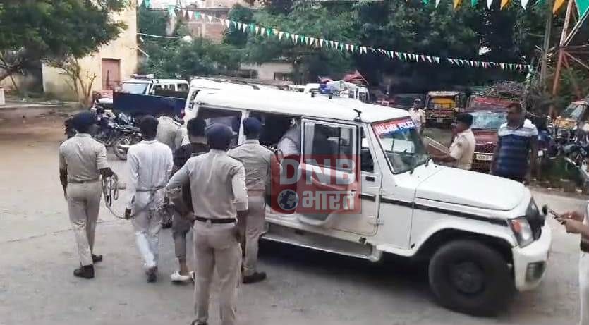 लूट की योजना बनाते हुये छह कुख्यात अपराधकर्मी गिरफ्तार, दो लाख तीस हजार रूपया, दो देशी कट्टा, तीन जिंदा कारतूस पांच मोबाइल दो मोटरसाइकिल किया बरामद 3