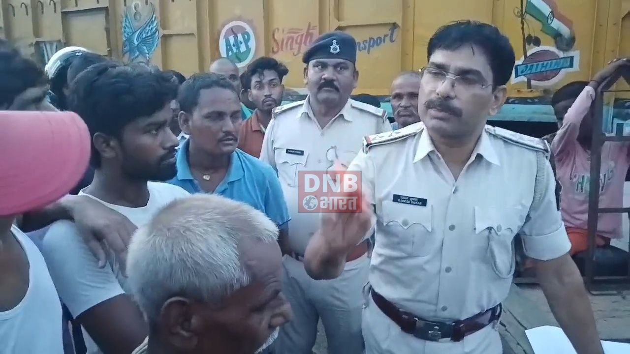 हिल्सा थाना क्षेत्र के विस्कुरवा गांव के पास सड़क पर विद्युत प्रवाहित तार संपर्क में आने से एक व्यक्ति की हुई मौत, आक्रोशित लोगों ने किया सड़क जाम 3