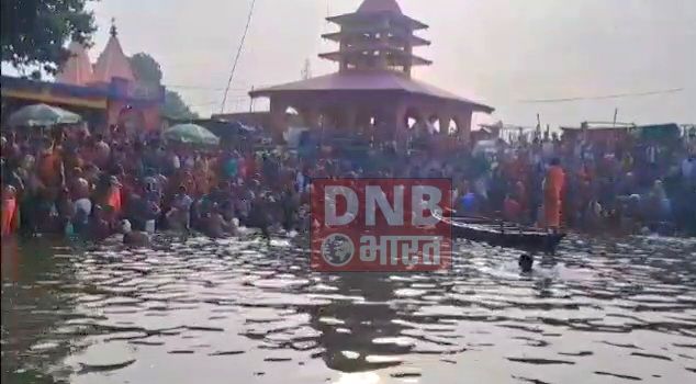 बेगूसराय जिले के प्रसिद्ध झमटिया गंगा घाट एवं सिमरिया गंगा घाट पर तीज व्रत को लेकर गंगा स्नान के लिए जुटी श्रद्धालुओं की भीड़ 2