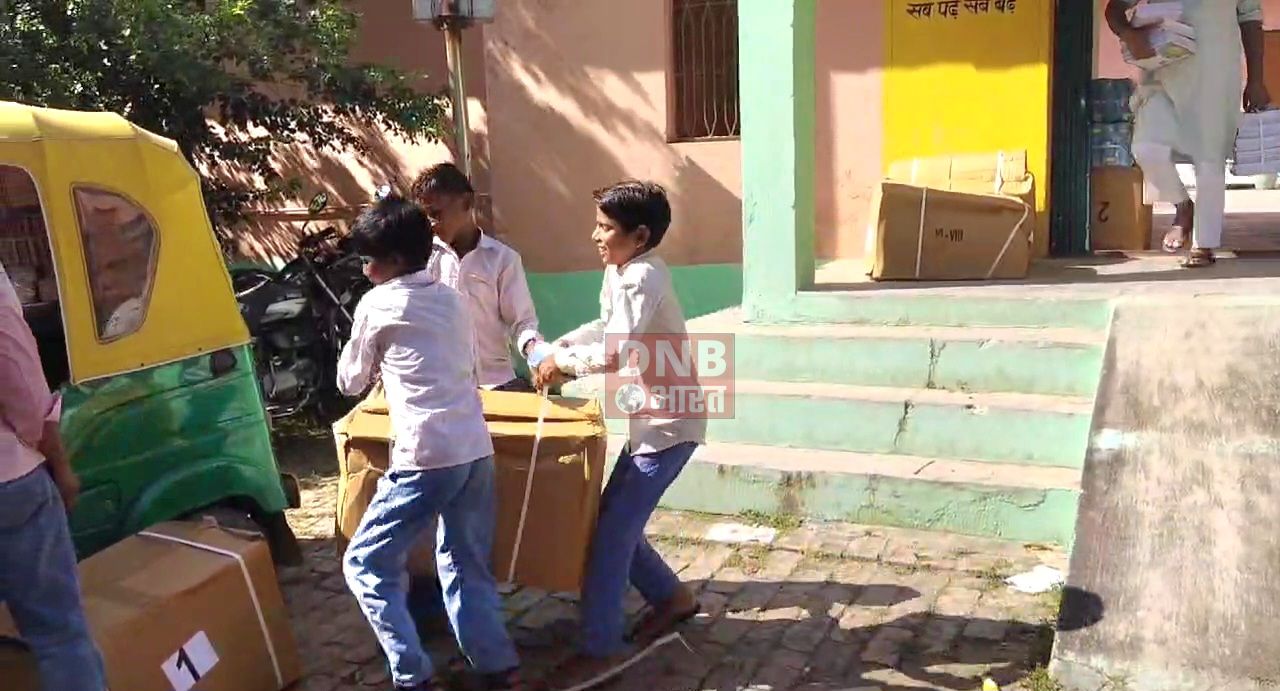 कैमूर: पढ़ाई के समय गुरुजी छात्रों से ढुलवा रहे थे कॉपी और किताब,एसडीएम ने कहा जांच कर होगी कार्यवाई 2