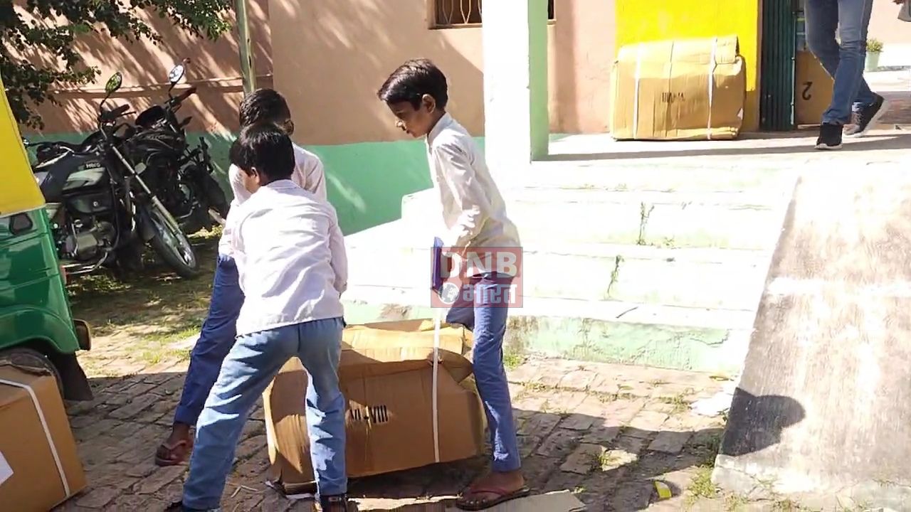 कैमूर: पढ़ाई के समय गुरुजी छात्रों से ढुलवा रहे थे कॉपी और किताब,एसडीएम ने कहा जांच कर होगी कार्यवाई 4