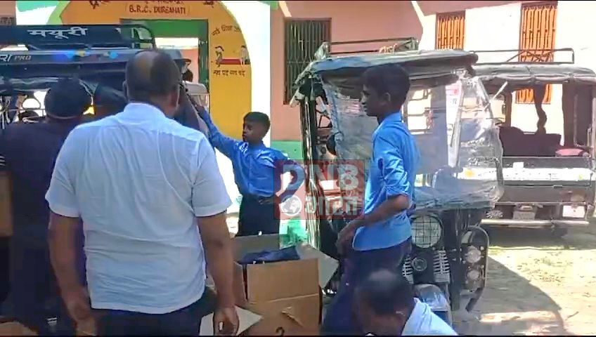 कैमूर: पढ़ाई के समय गुरुजी छात्रों से ढुलवा रहे थे कॉपी और किताब,एसडीएम ने कहा जांच कर होगी कार्यवाई 3
