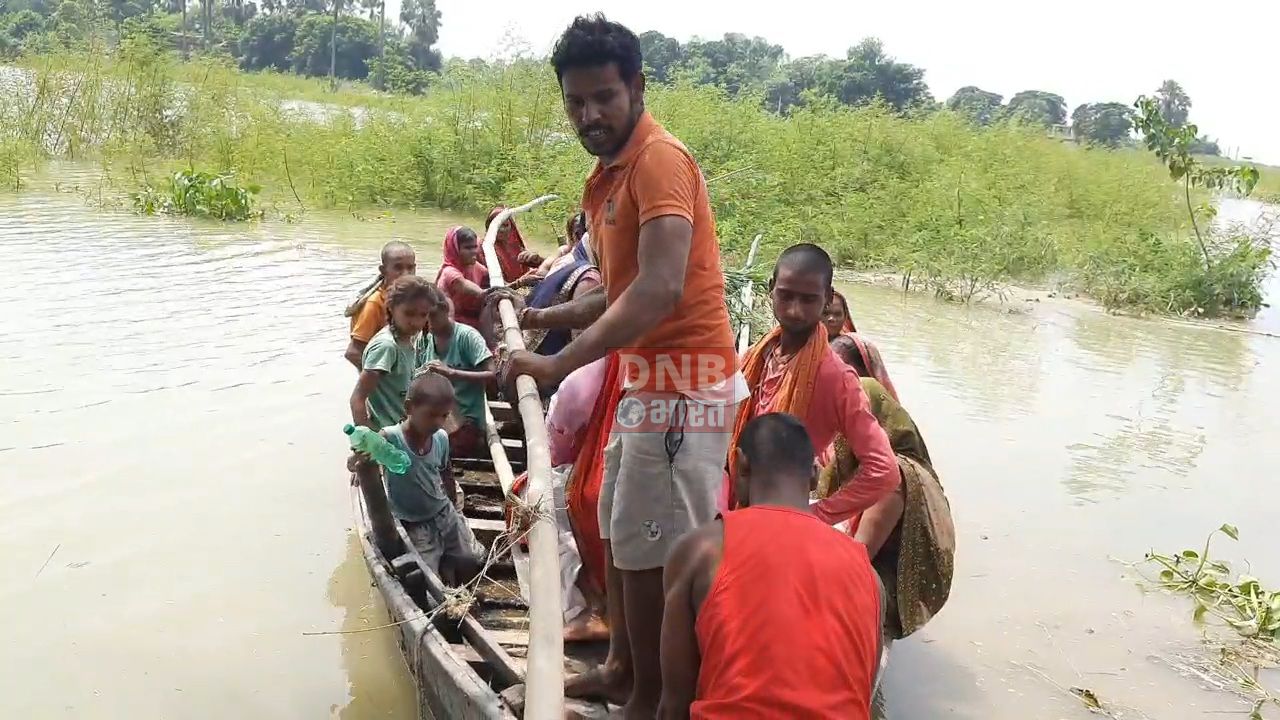 बेगूसराय में गंगा जलस्तर बढने से लोगो की बढ़ी परेशानी, निचले ईलाके मे बसे लोगो के घरों में घुसा बाढ़ का पानी, लोग पलायन को मजबूर 2