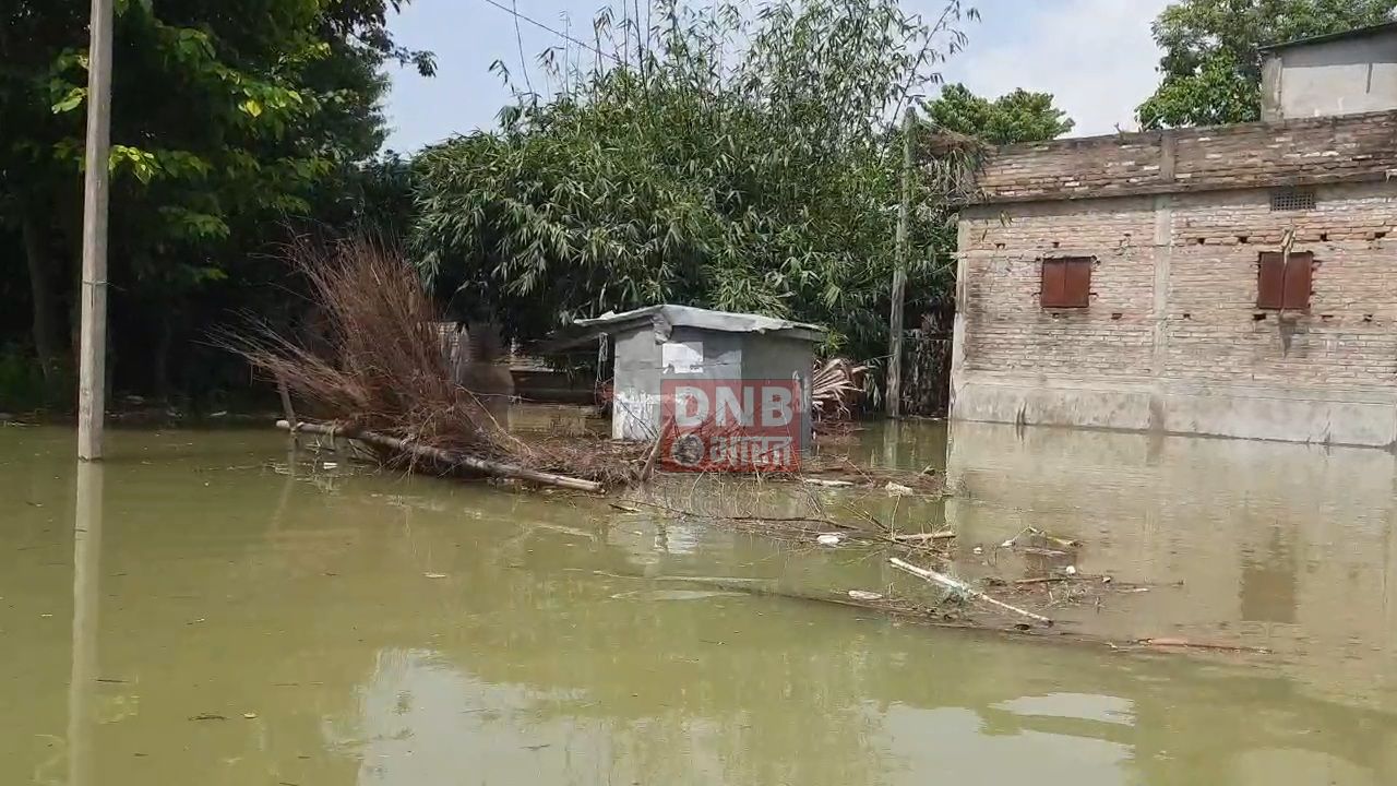 बेगूसराय में गंगा जलस्तर बढने से लोगो की बढ़ी परेशानी, निचले ईलाके मे बसे लोगो के घरों में घुसा बाढ़ का पानी, लोग पलायन को मजबूर 3