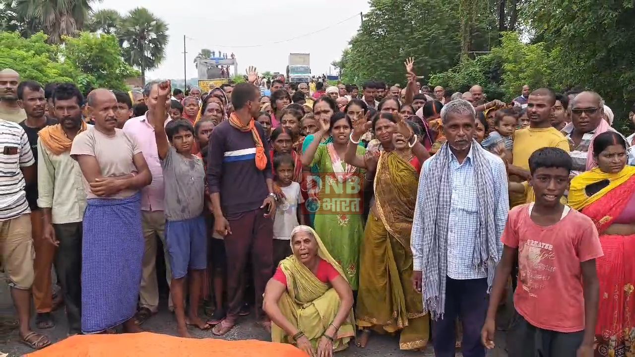 नालंदा: करंट लगने से किसान की हुई मौत, खेतो में पूर्व से गिरा था जर्जर बिजली का तार, आक्रोशित ग्रामीणों ने मुआवजे की मांग को लेकर किया सड़क जाम 2