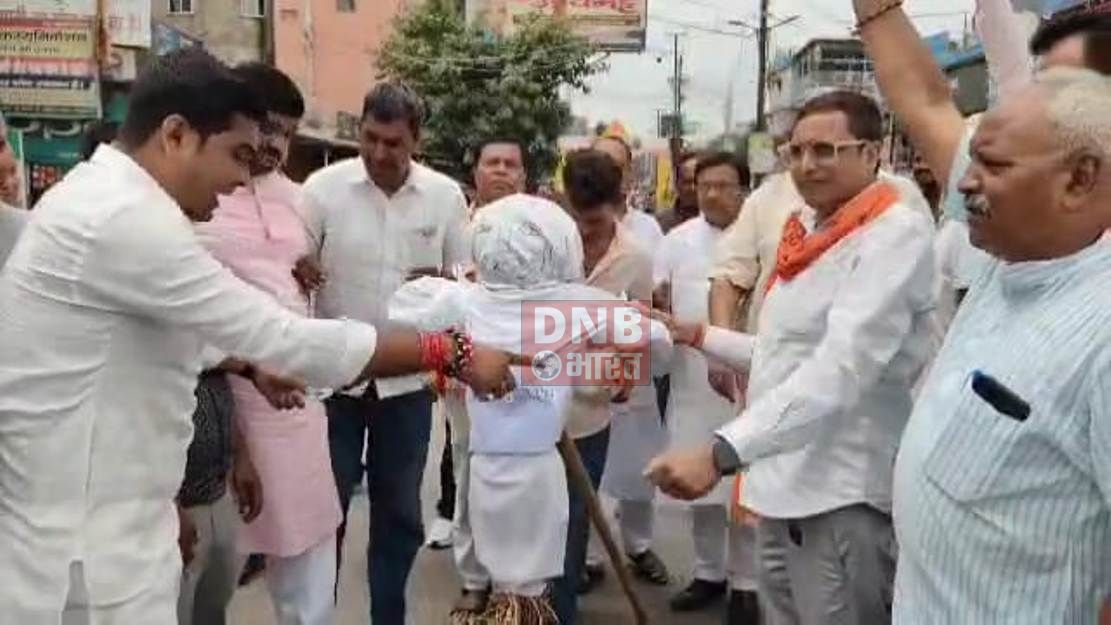 केंद्रीय मंत्री गिरिराज सिंह के उपर जनता दरबार के दौरान हुए हमले के विरोध मे भाजपा कार्यकर्ताओ ने कट्टर पंथियों का पुतला दहन किया 2