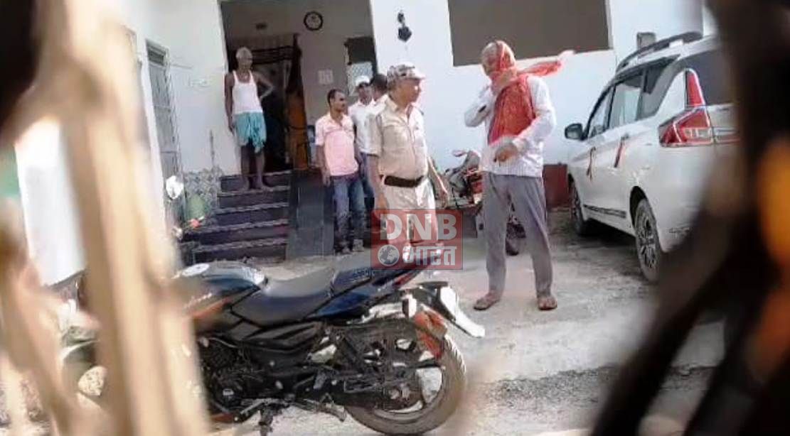 थाना का ड्राइवर पुलिस वर्दी पहनकर 2 लाख में लड़की को बेचने और 50 हज़ार रुपए थाना में देने की बात और मैनेज करने की बात कह रही है यह वीडियो सोशल मीडिया पर वायरल 3