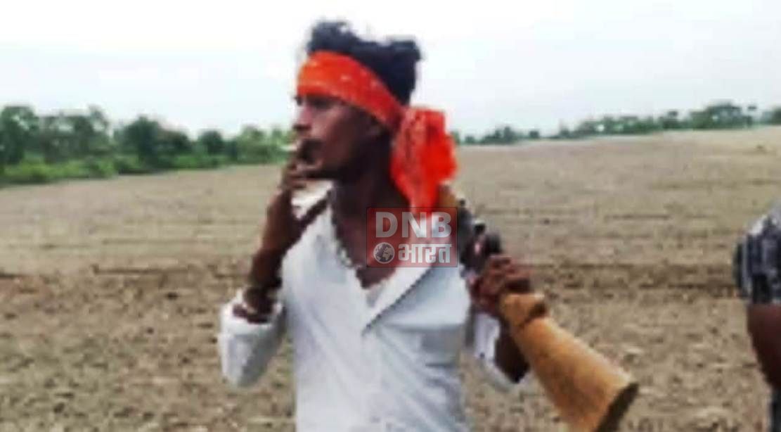 बेगूसराय में एक युवक को निर्वस्त्र कर बेरहमी से पीटा जा रहा है साथ ही साथ इंटरनेट पर हथियार लहराने का वीडियो सोशल मीडिया पर तेजी से वायरल हो रहा है 2