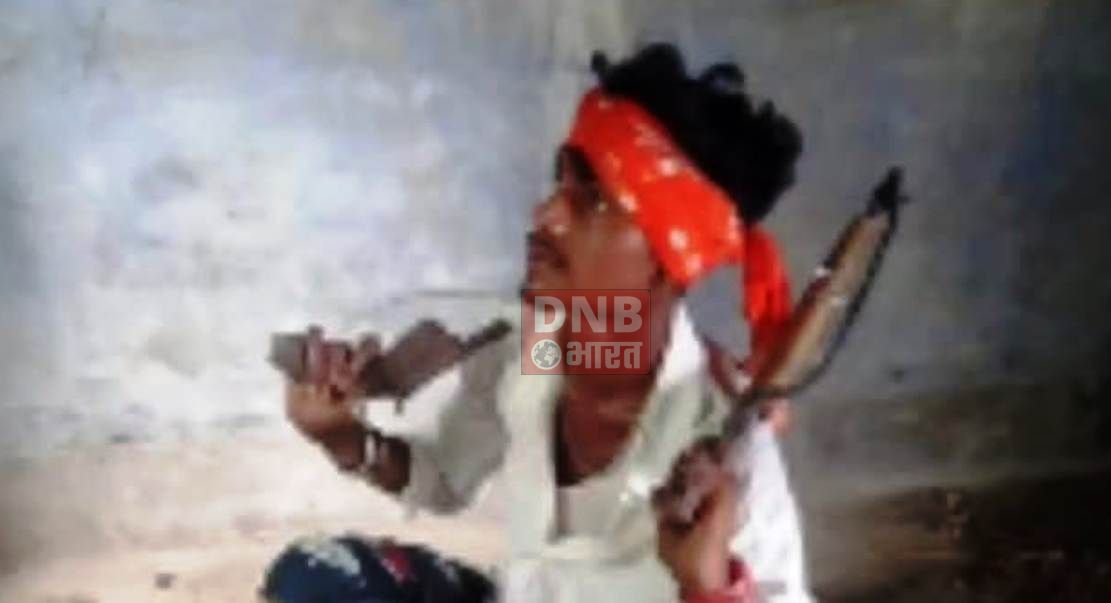बेगूसराय में एक युवक को निर्वस्त्र कर बेरहमी से पीटा जा रहा है साथ ही साथ इंटरनेट पर हथियार लहराने का वीडियो सोशल मीडिया पर तेजी से वायरल हो रहा है 4