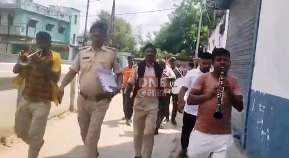 दुष्कर्म मामले के अभियुक्त के घर पुलिस ने चिपकाया इश्तेहार 2