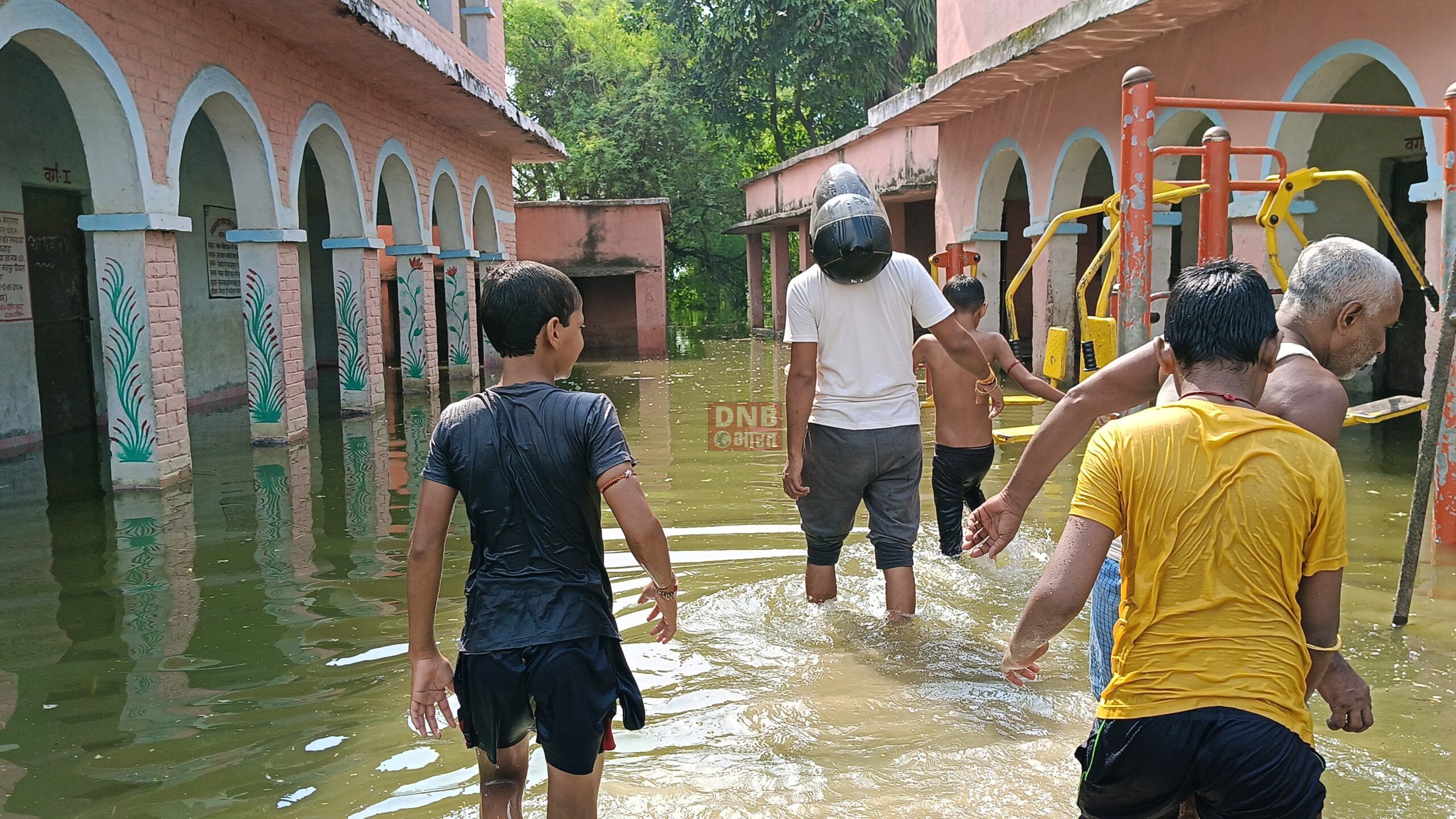 गंगा के जल स्तर में लगातार वृद्धि होने से जनजीवन अस्त-व्यस्त, पंचायत का प्रखंड मुख्यालय से सम्पर्क हुआ भंग 3