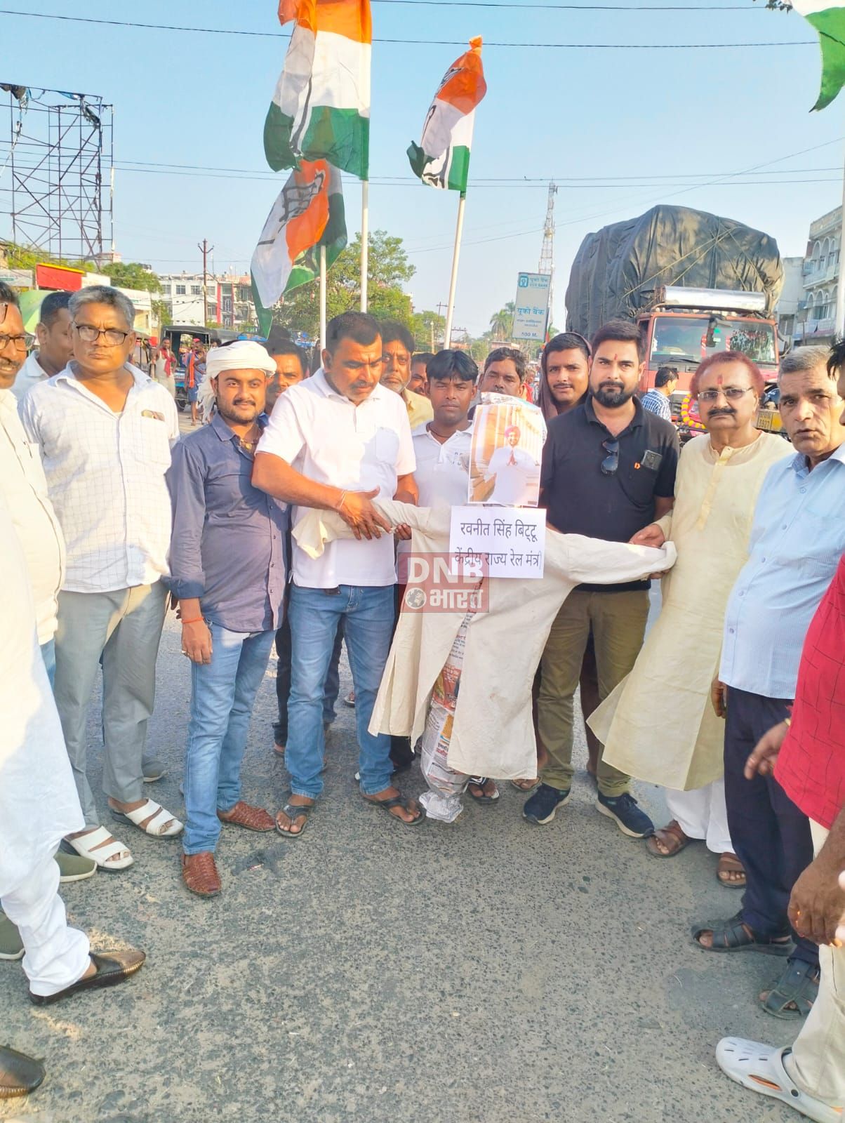 समस्तीपुर: युवा कांग्रेस कार्यकर्ताओं ने रेल राज्य मंत्री द्वारा राहुल गांधी पर टिप्पणी के विरोध में किया पुतला दहन 3