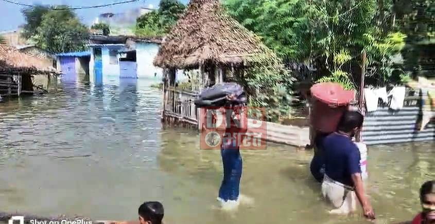 खगड़िया नगर परिषद में घुसा बाढ़ का पानी, बाढ़ पीडित उंचे स्थान पर शरण लेने को मजबूर 2