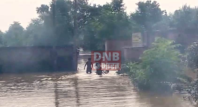 लोकाईन नदी में बाढ़ का कहर जारी,चौथे दिन प्रखंड मुख्यालय से संपर्क रहा टूटा, 20 हजार लोग घरों में कैद, 5 स्कूल बंद 2
