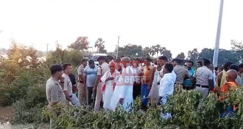लोकाईन नदी में बाढ़ का कहर जारी,चौथे दिन प्रखंड मुख्यालय से संपर्क रहा टूटा, 20 हजार लोग घरों में कैद, 5 स्कूल बंद 3