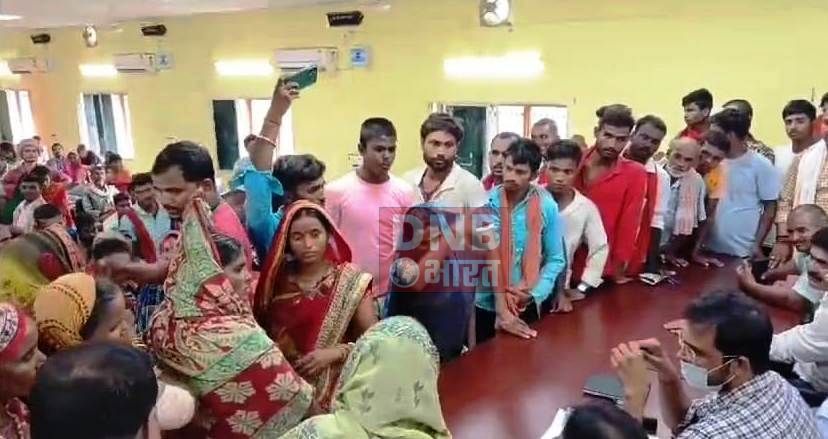 गंगा बाढ़ पीड़ितों ने पदाधिकारियों व जनप्रतिनिधियों की खोली पोल,पदाधिकारी के सामने ही बाढ़ राहत को लेकर किया हंगामा 2