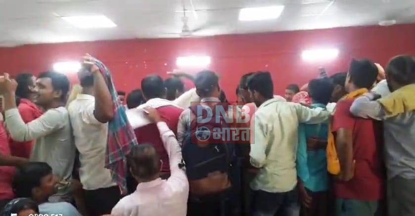 गंगा बाढ़ पीड़ितों ने पदाधिकारियों व जनप्रतिनिधियों की खोली पोल,पदाधिकारी के सामने ही बाढ़ राहत को लेकर किया हंगामा 3
