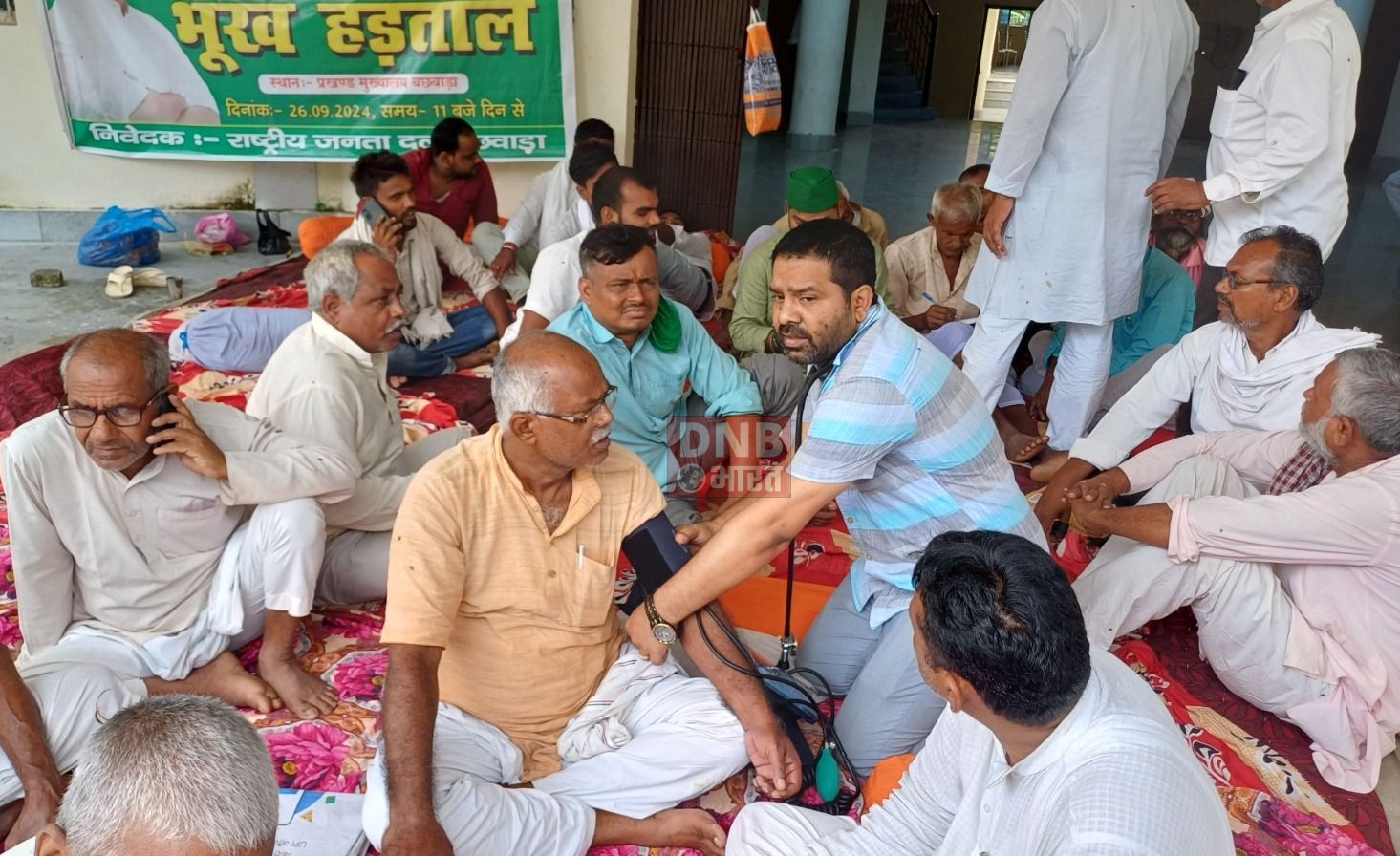 एसडीओ के अश्वासन के बाद बछवाड़ा प्रखंड कार्यालय में चल रहे राजद कार्यकर्ताओं की भुख हड़ताल हुआ समाप्त 3