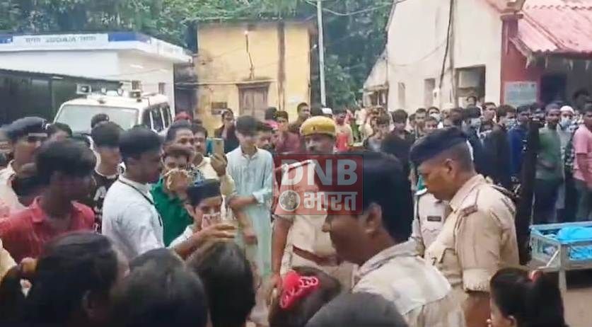 बेगूसराय में ई रिक्शा चालक की हत्या से आक्रोशित लोगो ने एसपी कार्यालय परिसर में प्रशासन के खिलाफ किया हंगामा 4