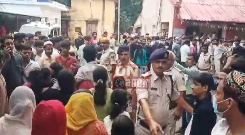 बेगूसराय में ई रिक्शा चालक की हत्या से आक्रोशित लोगो ने एसपी कार्यालय परिसर में प्रशासन के खिलाफ किया हंगामा 2