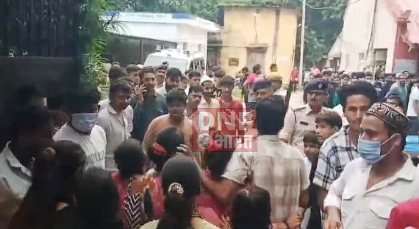 बेगूसराय में ई रिक्शा चालक की हत्या से आक्रोशित लोगो ने एसपी कार्यालय परिसर में प्रशासन के खिलाफ किया हंगामा 3