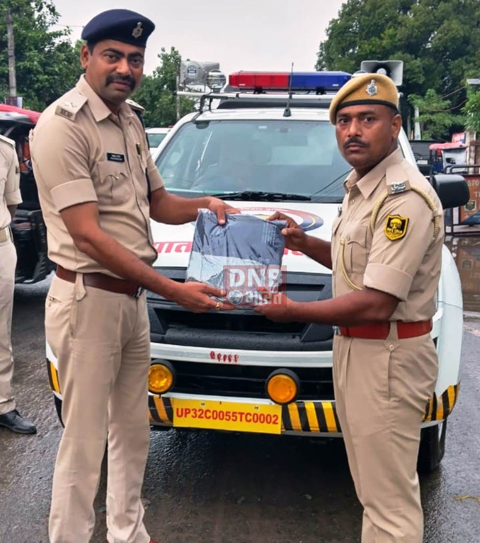 समस्तीपुर ट्रैफिक पुलिस के बीच एसएचओ ने किया रेनकोट का वितरण 3