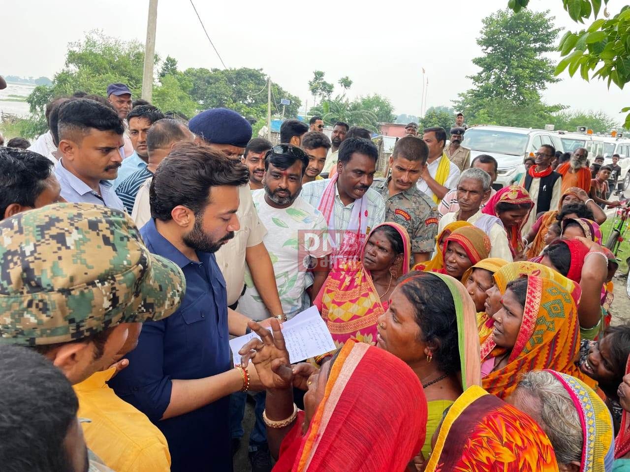 खगड़िया: कोसी नदी एवं तटबंध से सटे इलाक़े का सांसद राजेश वर्मा ने किया निरीक्षण 3