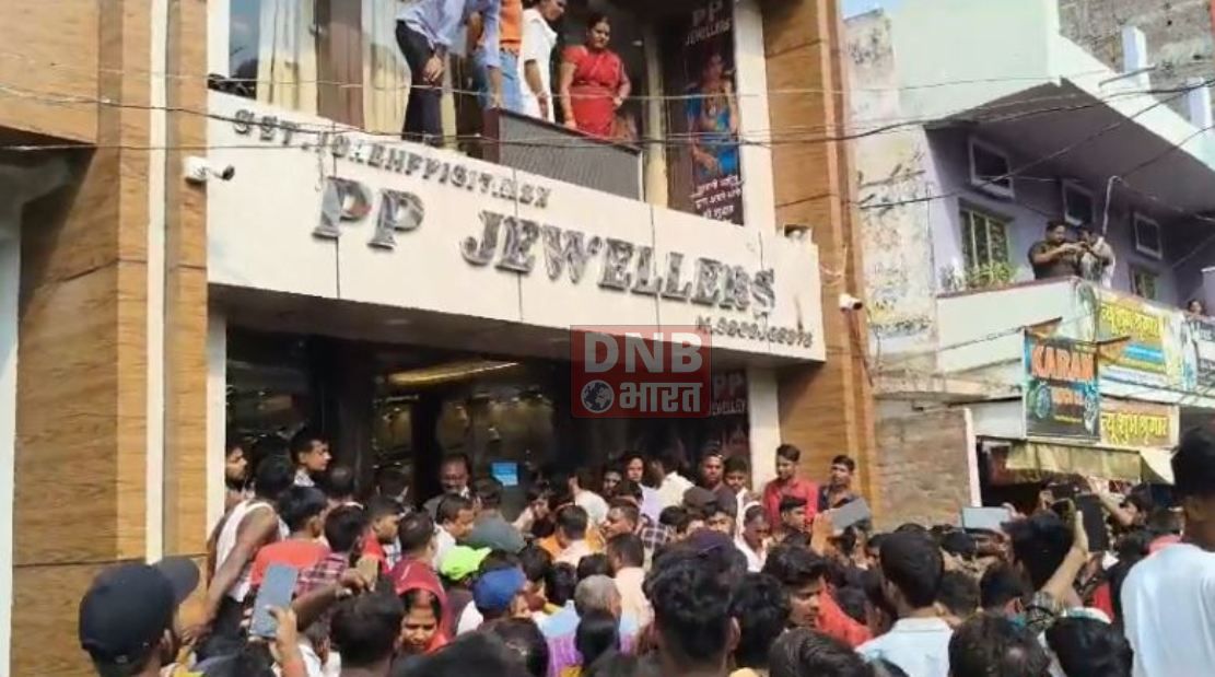 बेगूसराय में अपराधियों ने दिनदहाड़े एक ज्वेलरी दुकान की लूटपाट, दुकानदार ने दो बदमाशो को मारी गोली, दोनों घायल, 30 से 35 लाख लुट का दाबा 3