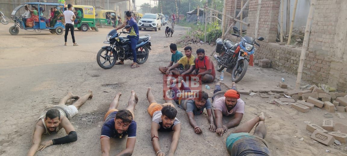युवाओं ने शक्ति की आराधना करते हुए सिमरिया घाट से दण्ड देते हुए सिद्धपीठ बड़की दुर्गा मंदिर तक की यात्रा की 2