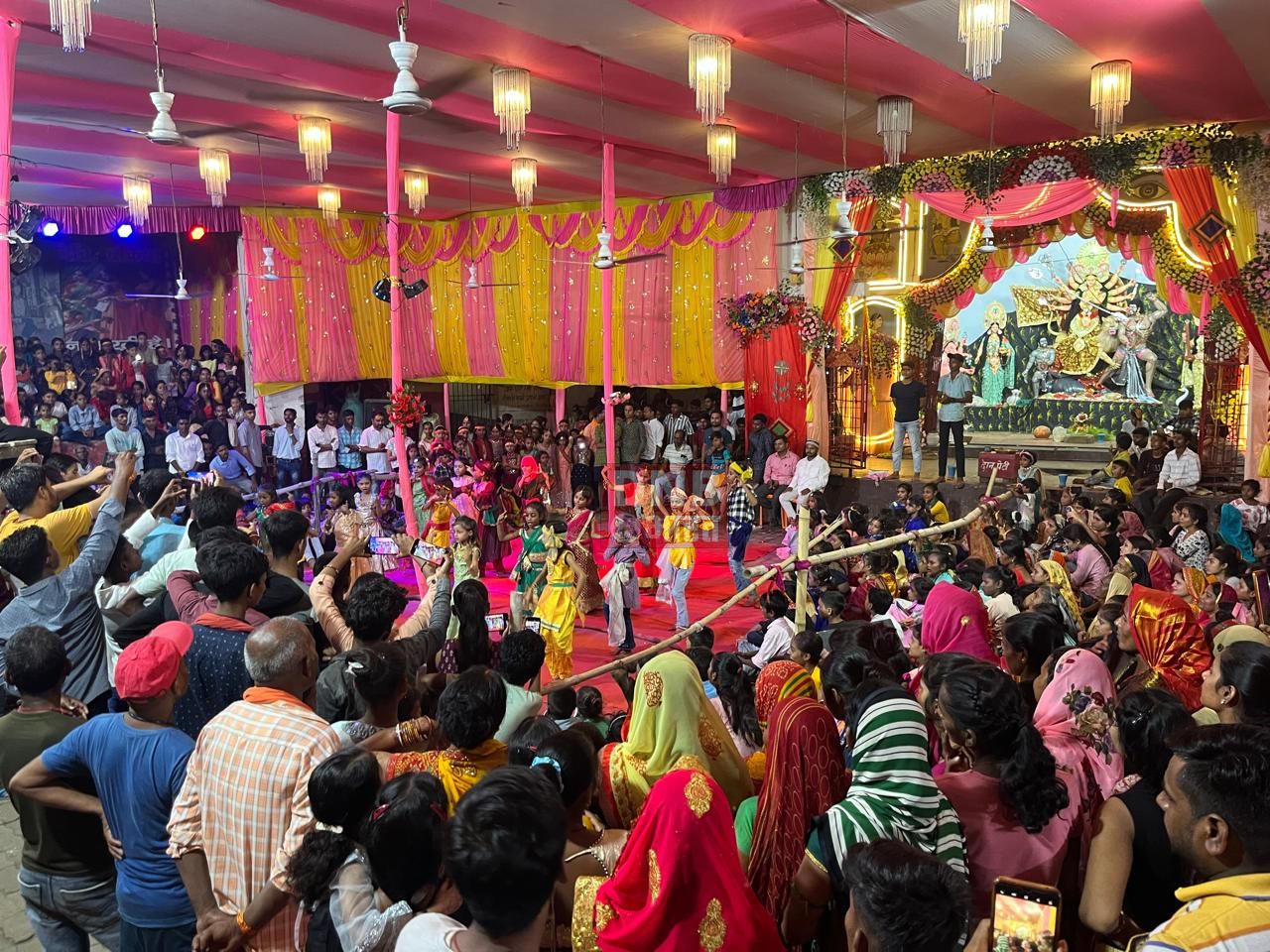 बीहट में डांडिया में बच्चों ने बांधा समा, दर्शक... 2