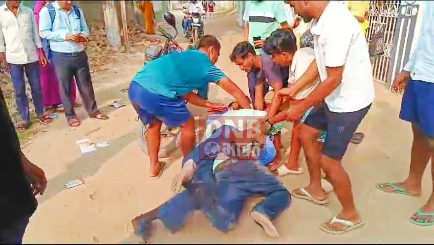 राम बाबू हाई स्कूल बना जंग का मैदान, दो शिक्षक के बीच जमकर चले लात घुसे, वीडियो सोशल मीडिया पर हुआ वायरल 3