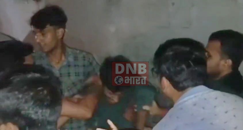 बेगूसराय में मोबाइल चोरी के आरोप में एक युवक को लोगो ने किया बेरहमी से पिटाई, 4