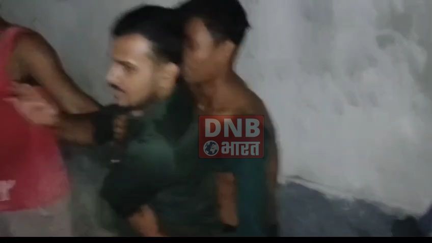 बेगूसराय में मोबाइल चोरी के आरोप में एक युवक को लोगो ने किया बेरहमी से पिटाई, 3
