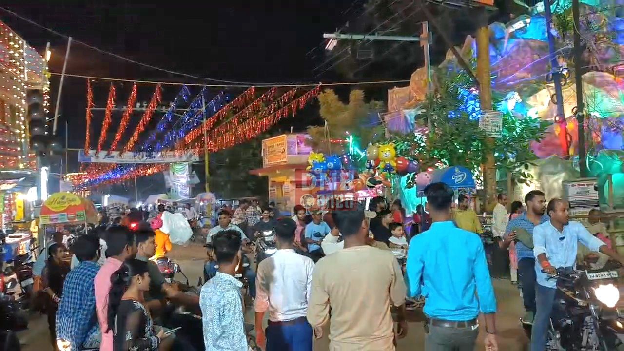 अष्टमी पर्व की देर रात तक पूजा पंडालों में उमड़ा रहा श्रद्धालुओं की भीड़, बिहार शरीफ के पूजा पंडालों में प्राकृतिक छटा और भारतीय टीम की दिखी झलक 6