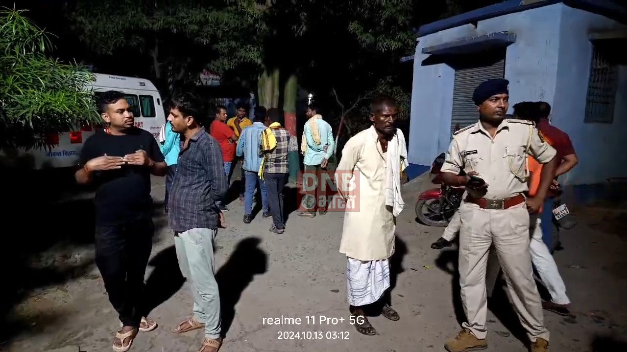 दो मोटरसाइकिल के बीच हुई जोरदार टक्कर, मोटरसाइकिल के उड़े परखच्चे, चार की मौके पर हुई मौत, दो की हालत नाजुक 4