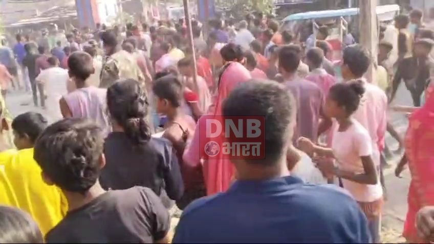 बेगूसराय में असामाजिक तत्वों ने मूर्ति विसर्जन कर रहे हैं लोगों पर किया हमला, भीड़ नियंत्रित करने के लिए पुलिस ने किया लाठी चार्ज 2