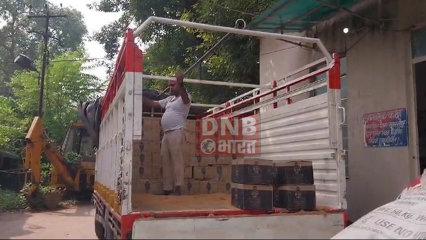 समस्तीपुर: धान के भूसा लदे ट्रक से पुलिस ने भारी मात्रा में अंग्रेजी शराब किया बरामद, अंधेरे का फायदा उठाकर कारोबारी हुआ फरार  4