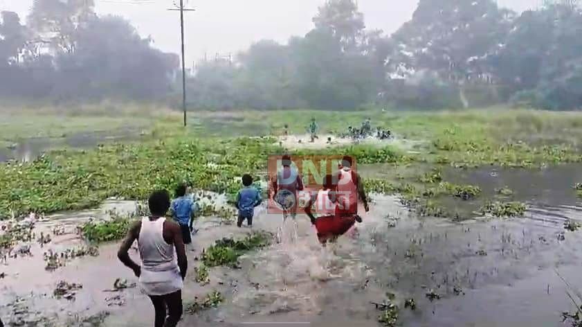 बेगूसराय के बैंती नदी में अचानक नाव पलटी, नाव पर सवार दो दर्जन से अधिक स्कूली छात्र एवं छात्रा बाल बाल बचे 2