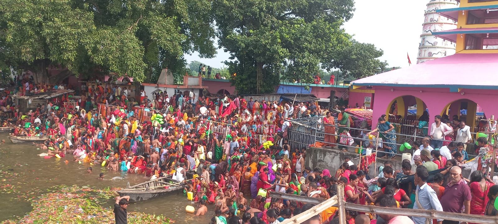 दुर्गा पूजा कलश स्थापन के पुर्व झमटिया गंगा घाट पर गंगा जल के जुटे श्रद्धालुओ की भीड़ 2