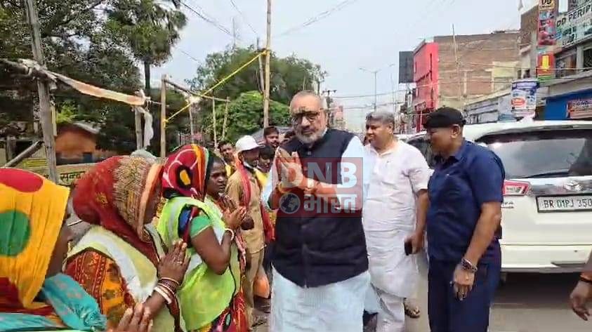  केन्द्रीय मंत्री और बेगूसराय के सांसद गिरिराज सिंह ने सड़को पर झाड़ू लगाकर स्वच्छता से होने वाले फायदे से लोगो को कराया अवगत  3