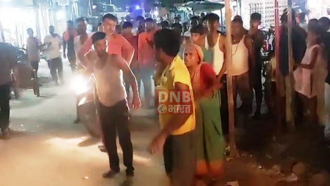 बेगूसराय के बछवाड़ा में आपसी विवाद में दो पक्ष आपस में भीर गए, सड़क पर ही खूब बरसाए एक दुसरे पर लात घुसे 2