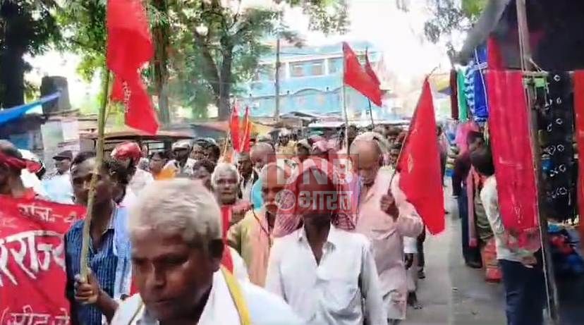 बेगूसराय में बिहार राज्य जल श्रमिक संघ के बैनर तले सैकड़ों मछुआरों ने समाहरणालय के मुख्य द्वार पर किया एक दिवसीय धरना प्रदर्शन 2