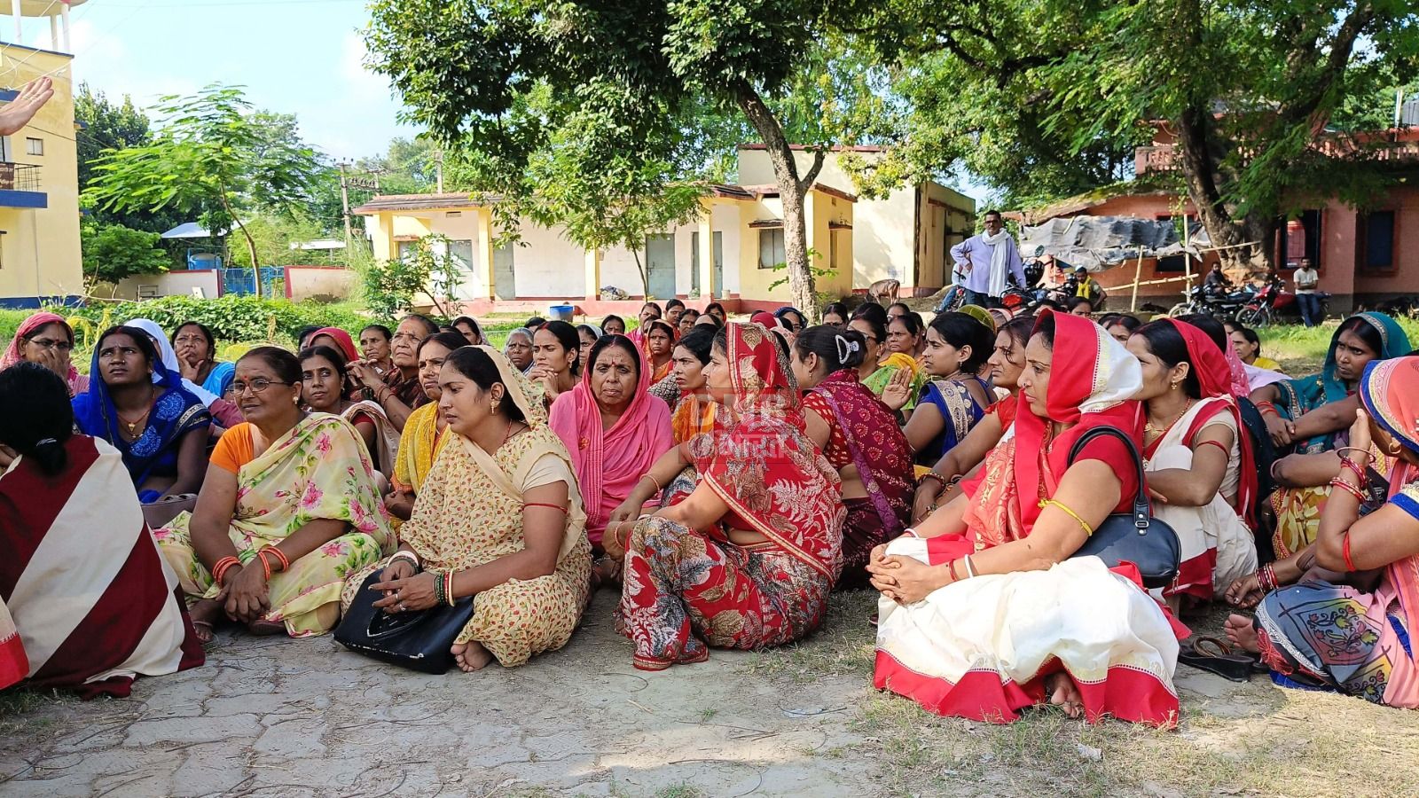 बछवाड़ा में आंगनवाड़ी सेविका और सहायिका ने टीएचआर वितरण को लेकर विभाग के खिलाफ किया बैठक आयोजित 3