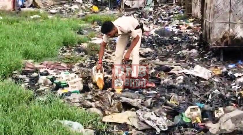 बेगूसराय पुलिस ने शराब माफियाओं के खिलाफ की बड़ी कार्रवाई, झोपड़पट्टी में छापेमारी के दौरान भारी मात्रा में महुआ शराब किया बरामद, कारोबारी फरार 4
