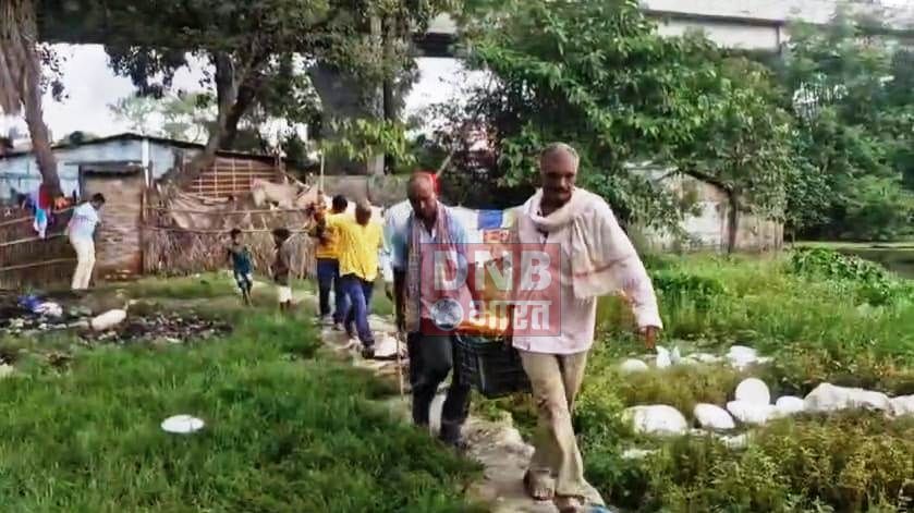 बेगूसराय पुलिस ने शराब माफियाओं के खिलाफ की बड़ी कार्रवाई, झोपड़पट्टी में छापेमारी के दौरान भारी मात्रा में महुआ शराब किया बरामद, कारोबारी फरार 3