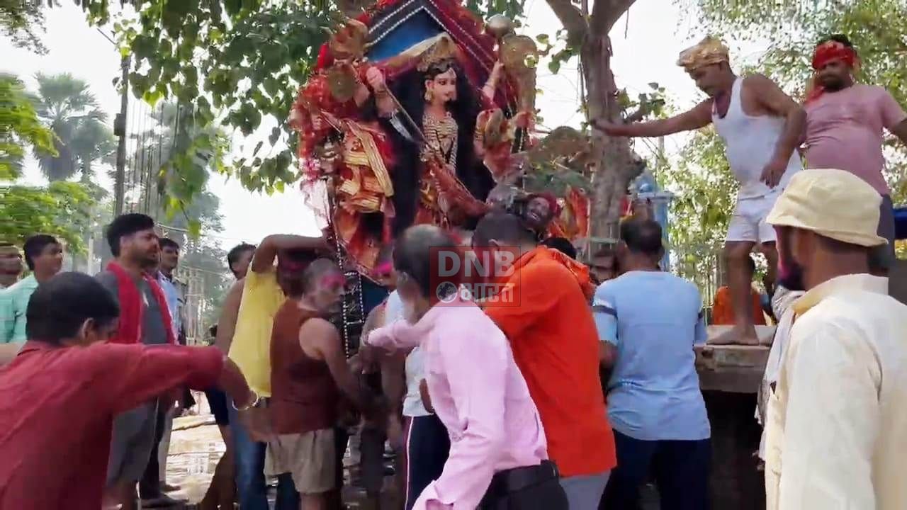 बिहार शरीफ में भक्तों ने मां दुर्गा को नम आंखों से दी गई विदाई,पारंपरिक तरीके से कंधे पर उठाकर माता का किया गया विसर्जन 3