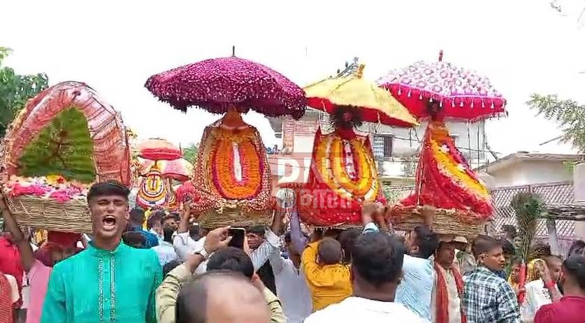  खगड़िया डुमरिया बुजुर्ग में पुरानी परंपरा के अनुसार भव्य रूप से किया गया कलश विसर्जन 2