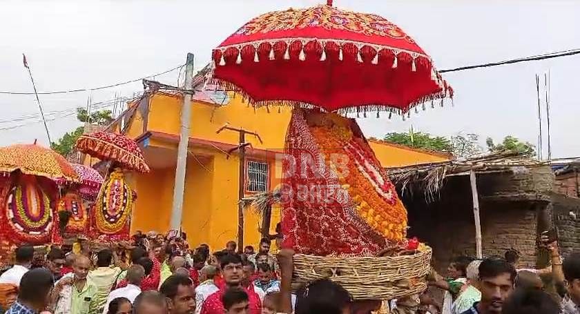  खगड़िया डुमरिया बुजुर्ग में पुरानी परंपरा के अनुसार भव्य रूप से किया गया कलश विसर्जन 3