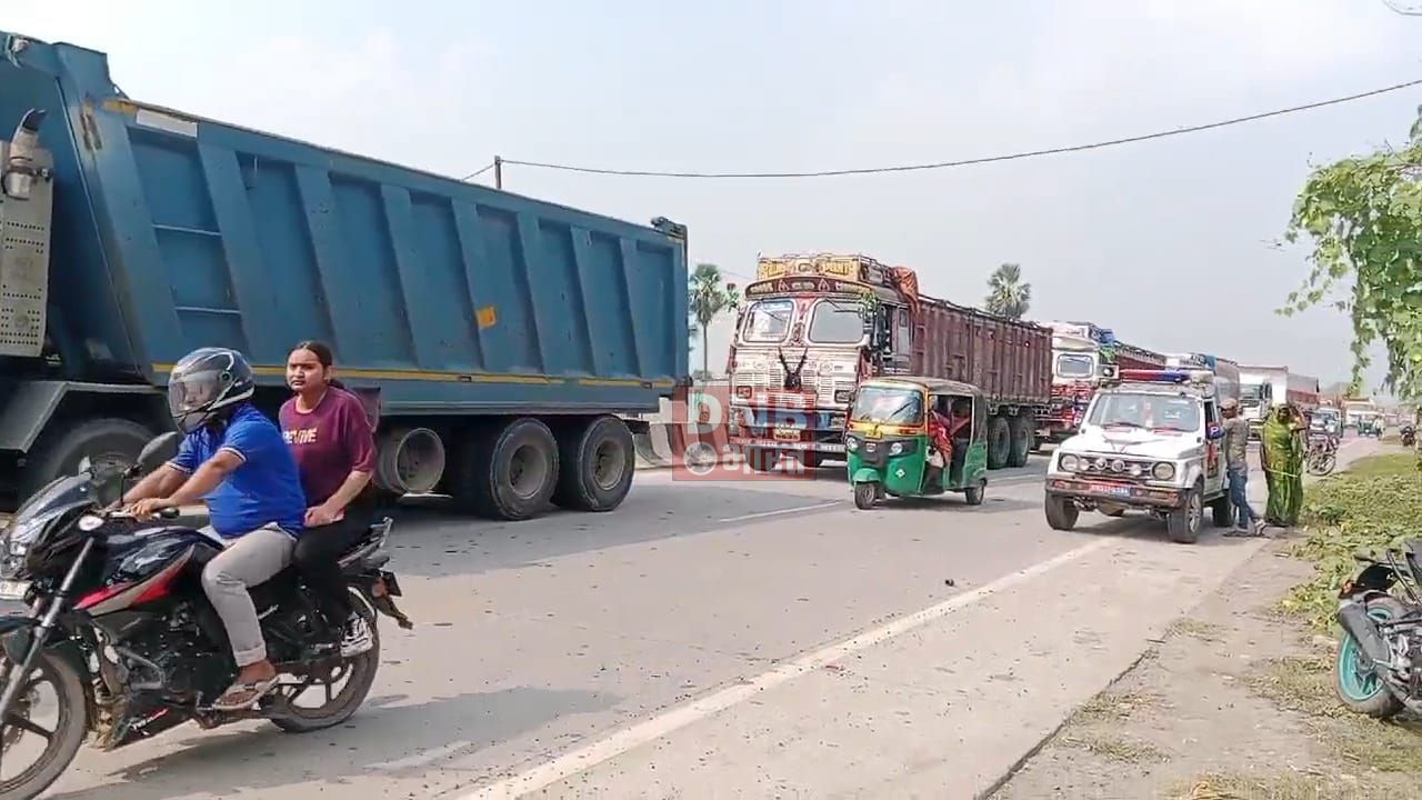 नालंदा : लापता युवक रूपेश कुमार की बरामदगी को लेकर आक्रोशित ग्रामीणों ने मुढारी गांव के पास नेशनल हाईवे 20 पर आगजनी कर किया सड़क जाम 3