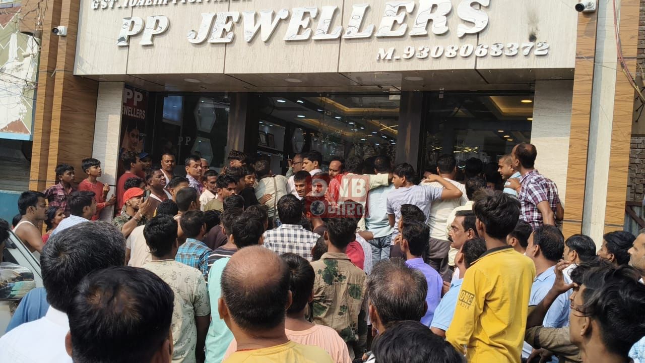 बेगूसराय में अपराधियों ने दिनदहाड़े एक ज्वेलरी दुकान की लूटपाट, दुकानदार ने दो बदमाशो को मारी गोली, दोनों घायल, 30 से 35 लाख लुट का दाबा 4
